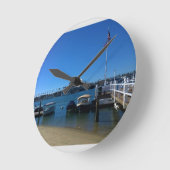 カリフォルニア州ニューポートビーチ、バルボア島からの眺め ラウンド壁時計 (傾斜)