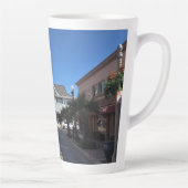 カリフォルニア州ニューポートビーチ、バルボア・パビリオン カフェラテマグ (右)