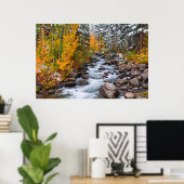 カリフォルニア州ビショップ・クリークに沿った秋 ポスター (ホームオフィス)
