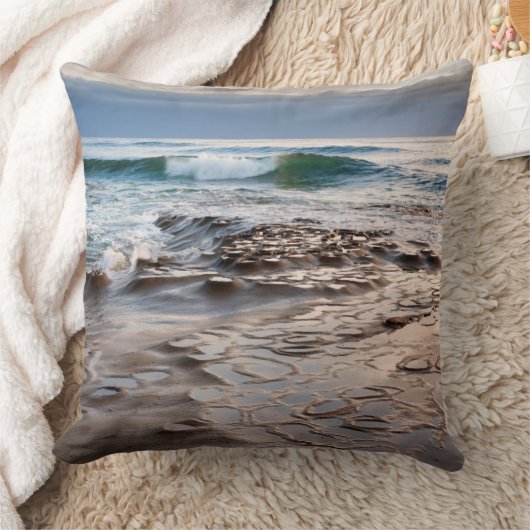 カリフォルニア州ビーチでの波の砕波 クッション (ブランケット)