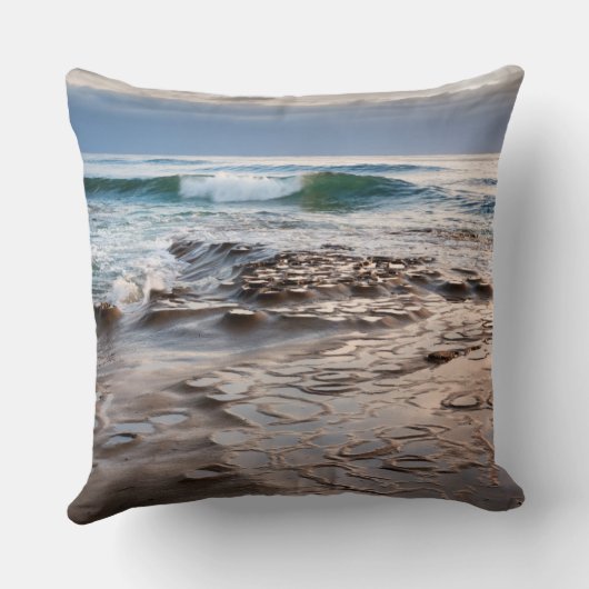 カリフォルニア州ビーチでの波の砕波 クッション (裏面)