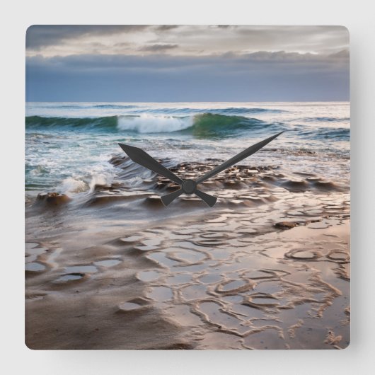 カリフォルニア州ビーチでの波の砕波 スクエア壁時計 (正面)