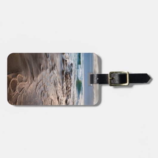 カリフォルニア州ビーチでの波の砕波 ラゲッジタグ (正面横)