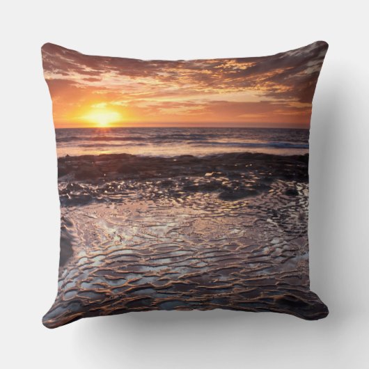 カリフォルニア州ビーチの夕日 クッション (裏面)