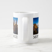カリフォルニア州モノ湖のサンライズ ジャンボコーヒーマグカップ (裏面)