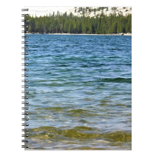 カリフォルニア州ヨセミテのテナヤ湖の海岸 ノートブック (正面)