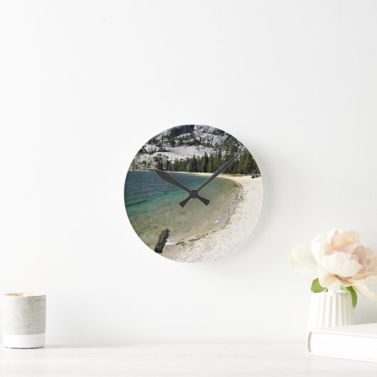 カリフォルニア州ヨセミテのテナヤ湖の海岸 ラウンド壁時計 (ホーム)