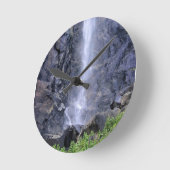 カリフォルニア州ヨセミテ、ブリドル滝ズの底部 ラウンド壁時計 (傾斜)