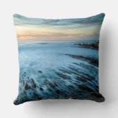 カリフォルニア州夕暮れの青い海の岬 クッション (裏面)
