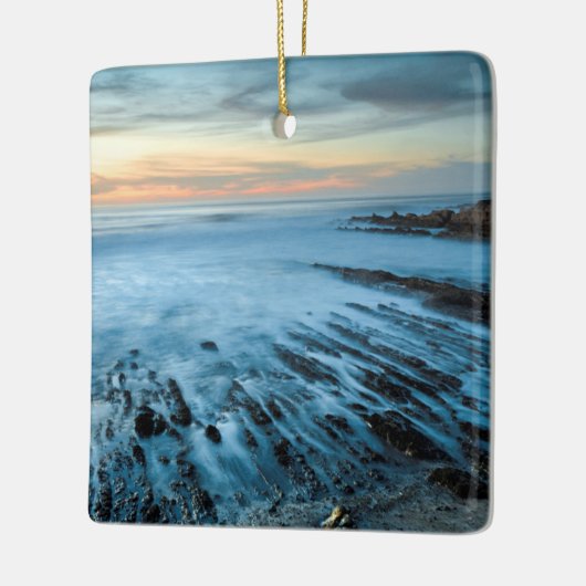 カリフォルニア州夕暮れの青い海の岬 セラミックオーナメント (左)