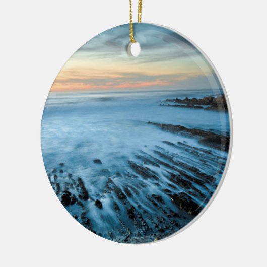 カリフォルニア州夕暮れの青い海の岬 セラミックオーナメント (左)