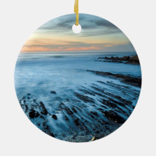 カリフォルニア州夕暮れの青い海の岬 セラミックオーナメント (裏面)