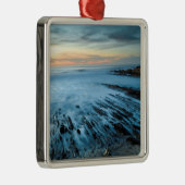 カリフォルニア州夕暮れの青い海の岬 メタルオーナメント (右)