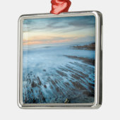 カリフォルニア州夕暮れの青い海の岬 メタルオーナメント (左)