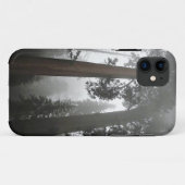 カリフォルニア州霧の中の巨大なセコイアの木 Case-Mate iPhoneケース (裏面(横))