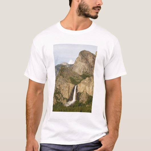 カリフォルニア州、ヨセミテ国立公園、ブライダルベール滝 Tシャツ (正面)