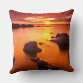 カリフォルニア州、夕焼けのオレンジの海の岬 クッション (裏面)