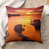 カリフォルニア州、夕焼けのオレンジの海の岬 クッション (ブランケット)