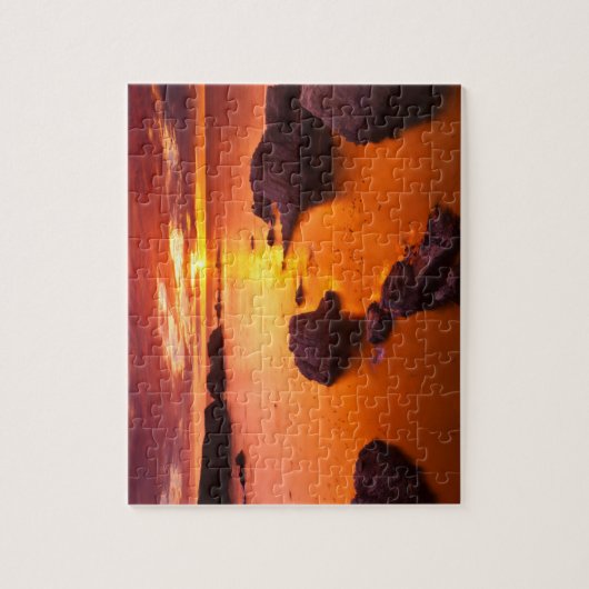 カリフォルニア州、夕焼けのオレンジの海の岬 ジグソーパズル (縦)