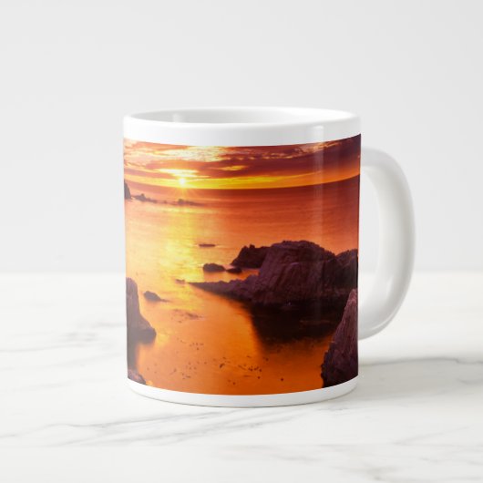 カリフォルニア州、夕焼けのオレンジの海の岬 ジャンボコーヒーマグカップ (正面右)