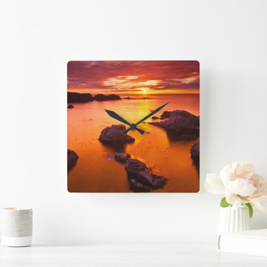 カリフォルニア州、夕焼けのオレンジの海の岬 スクエア壁時計 (ホーム)