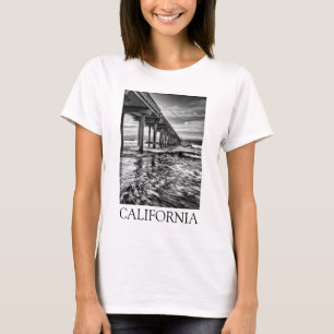 カリフォルニア州、夜明けのB&W桟橋 Tシャツ