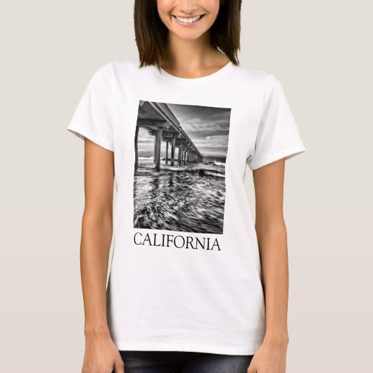 カリフォルニア州、夜明けのB&W桟橋 Tシャツ (正面)