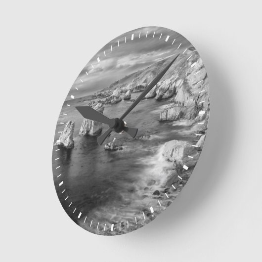 カリフォルニア州B&Wビーチ海岸線 ラウンド壁時計 (傾斜)