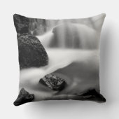 カリフォルニア州B&W滝 クッション (裏面)