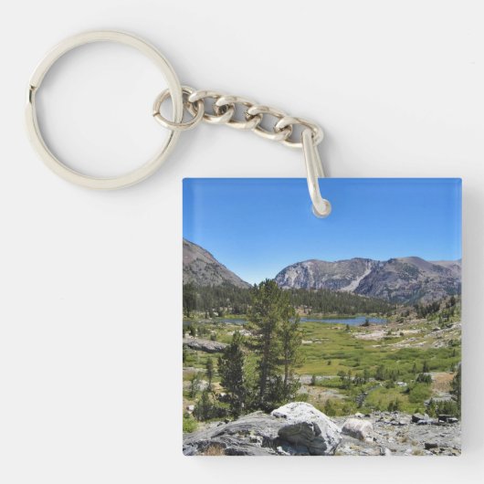 カリフォルニア州Tioga Pass、Shell Lakeのビュー キーホルダー (正面)