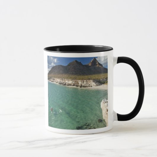 カリフォルニア湾のアイラ島のシーカヤッカー マグカップ (右)