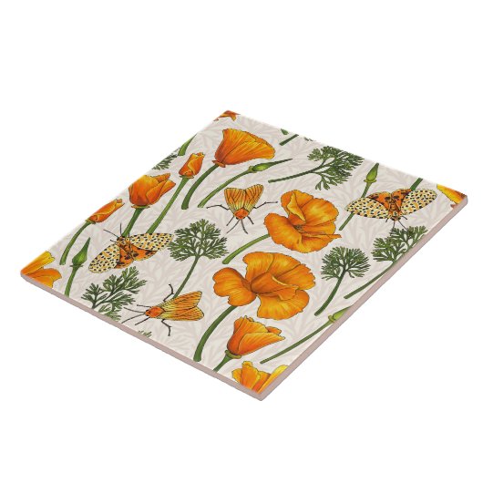 カリフォルニア産のケシと蛾が白い上に2 タイル (側面)