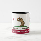 カリフォルニア税反乱2009の旗の飲み物用品 ツートーンマグカップ (中央)