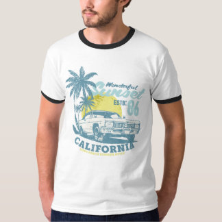 カリフォルニア ビーチ バイブス サンセット & カー Tシャツ