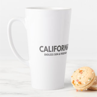 カリフォルニア - 果てしない太陽と自由 ミニマリスト・タイポグラフィ カフェラテマグ