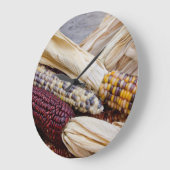 カリフォルニア。秋ハーベストカラフルインディアンコーン ラージ壁時計 (傾斜)