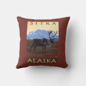 カリブー場面- Sitka、アラスカ クッション (裏面)