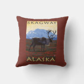 カリブー場面- Skagway、アラスカ クッション (裏面)