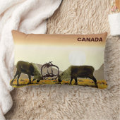 カリブー・デュエル – カナダ ランバークッション (ブランケット)