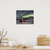 カリブー・ブラフ・キャビンの入り口に人が立つ ポスター (キッチン)