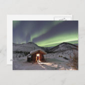 カリブー・ブラフ・キャビンの入り口に人が立つ ポストカード (正面/裏面)