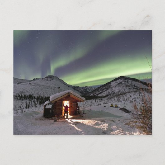 カリブー・ブラフ・キャビンの入り口に人が立つ ポストカード (正面)