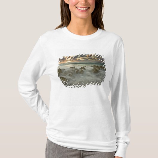 カリブ海、ケイマン諸島。打ち寄せる波 3 Tシャツ (正面)