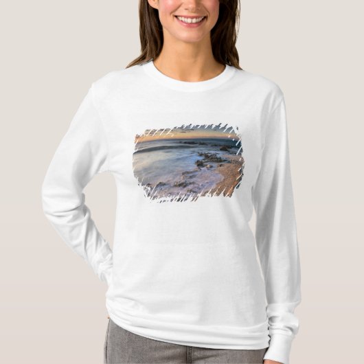カリブ海、ケイマン諸島。波が打ち寄せる Tシャツ (正面)