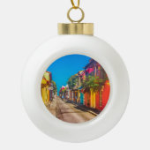 カルタヘナコロンビアの伝統的な通り セラミックボールオーナメント (正面)