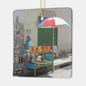 カルタヘナコロンビアの歩道のフルーツの売り手 セラミックオーナメント (左)