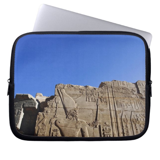 カルナクの神殿、壁に描かれた古代の絵文字 ラップトップスリーブ (正面)