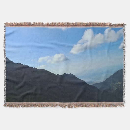 カルパチアの青空の山々 – ルーマニアの山岳アート スローブランケット (正面)