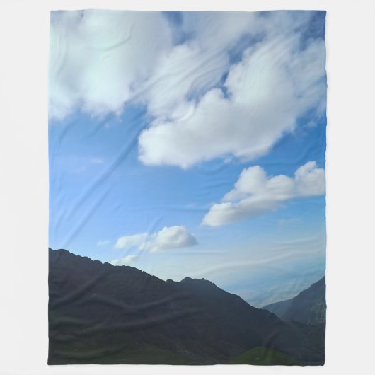 カルパチアの青空の山々 – ルーマニアの山岳アート フリースブランケット (正面)