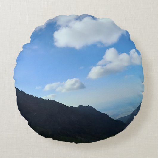 カルパチアの青空の山々 – ルーマニアの山岳アート ラウンドクッション (正面)